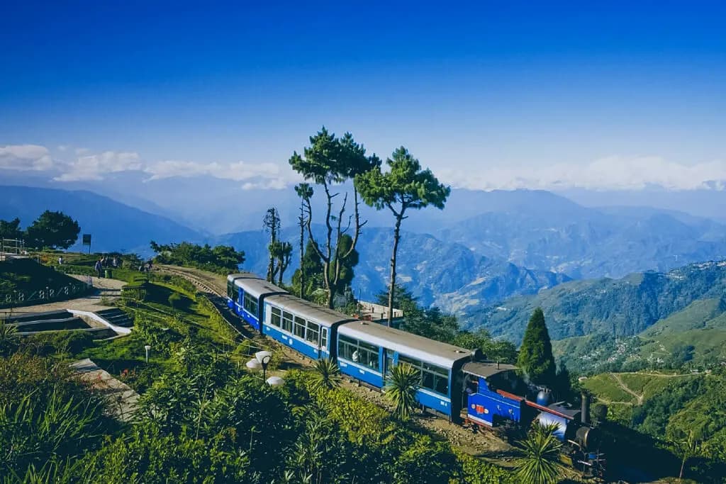 Darjeeling tour packages – Tea gardens, toy train & Tiger Hill sunrise