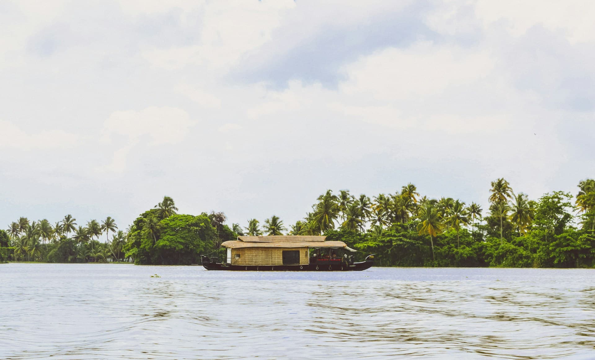 Kerala tour packages – Backwaters, hill stations & coastal retreats